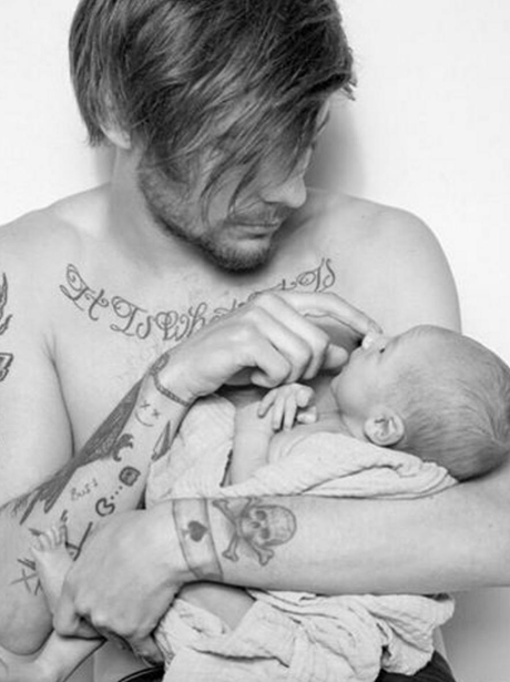 https://www.mugglarportalen.se/images/proxy.php?q=http%3A%2F%2Fassets5.capitalfm.com%2F2016%2F08%2Flouis-tomlinson-posts-cute-new-photos-with-baby-freddie-1456133844-view-1.png