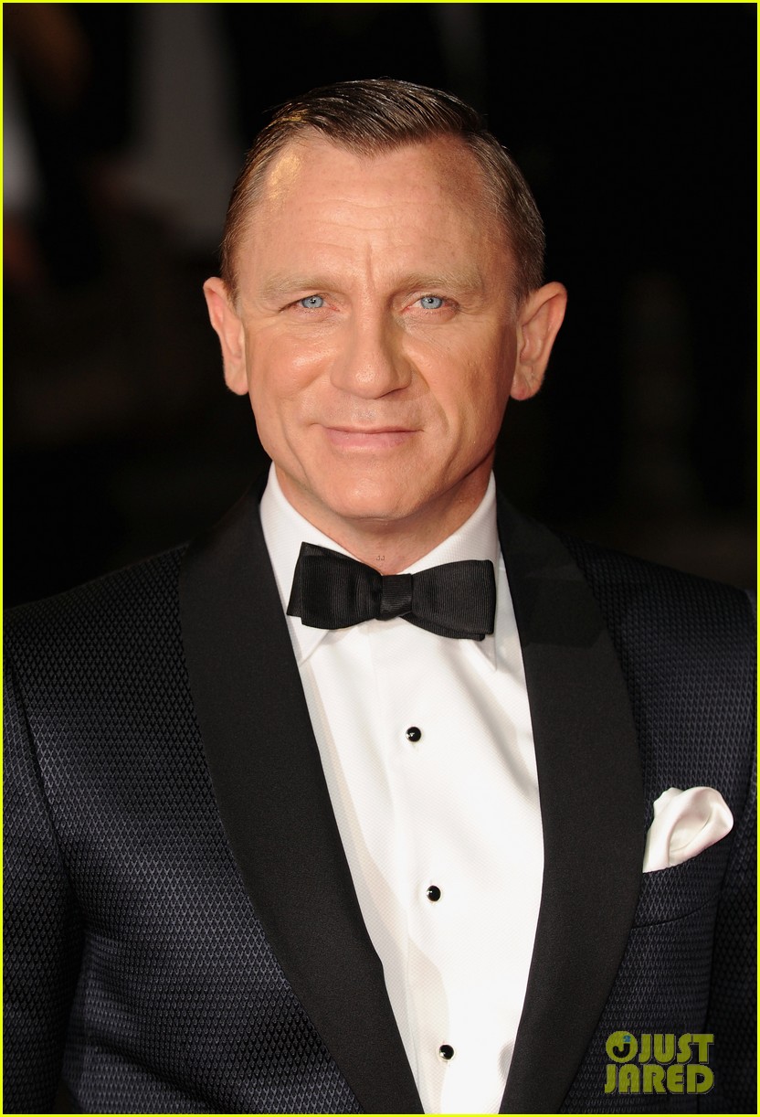 https://www.mugglarportalen.se/images/proxy.php?q=http%3A%2F%2Fcdn02.cdn.justjared.com%2Fwp-content%2Fuploads%2F2012%2F10%2Fcraig-skypremiere%2Fdaniel-craig-javier-bardem-skyfall-premiere-studs-07.jpg