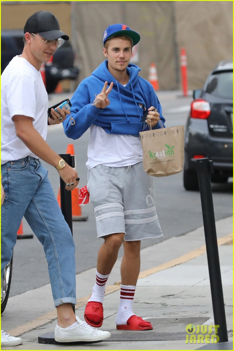 https://www.mugglarportalen.se/images/proxy.php?q=http%3A%2F%2Fcdn02.cdn.justjared.com%2Fwp-content%2Fuploads%2F2017%2F08%2Fbieber-returns%2Fjustin-bieber-returns-to-church-after-hitting-photographer-with-truck-06.jpg