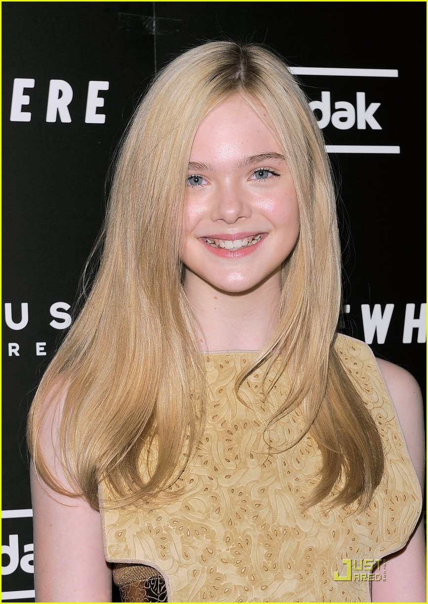 https://www.mugglarportalen.se/images/proxy.php?q=http%3A%2F%2Fcdn04.cdn.justjared.com%2Fwp-content%2Fuploads%2F2010%2F12%2Ffanning-nyc%2Felle-fanning-somewhere-nyc-premiere-02.jpg