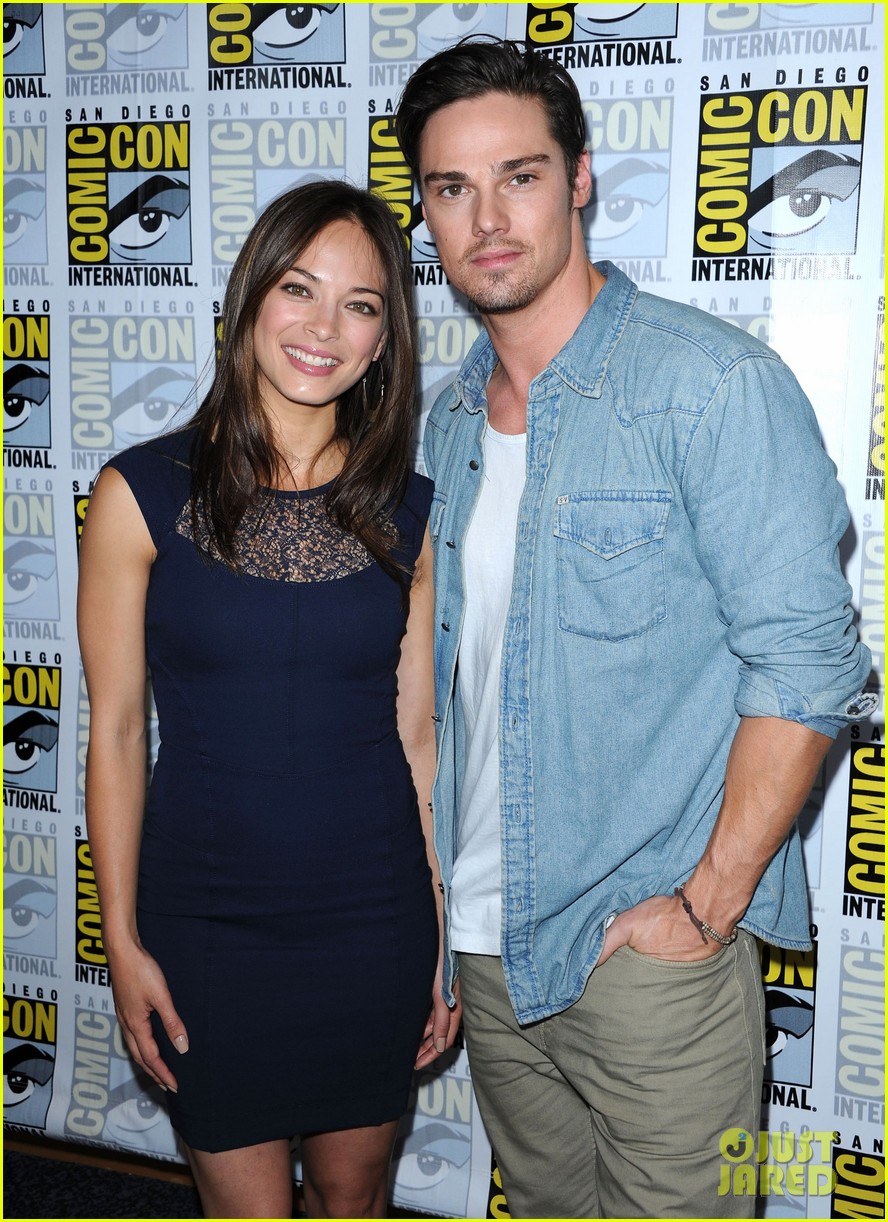 https://www.mugglarportalen.se/images/proxy.php?q=http%3A%2F%2Fcdn04.cdn.justjared.com%2Fwp-content%2Fuploads%2F2012%2F07%2Fkreuk-comic%2Fkristin-kreuk-jay-ryan-beauty-and-the-beast-at-comic-con-03.jpg