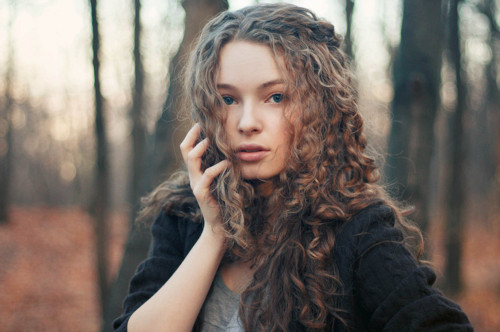 https://www.mugglarportalen.se/images/proxy.php?q=http%3A%2F%2Ffavim.com%2Forig%2F201106%2F16%2Fblue-eyes-curly-hair-forest-girl-photography-Favim.com-77875.jpg
