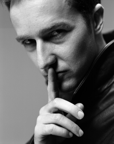 https://www.mugglarportalen.se/images/proxy.php?q=http%3A%2F%2Fimages1.fanpop.com%2Fimages%2Fphotos%2F1700000%2FHOT-edward-norton-1728996-373-474.jpg