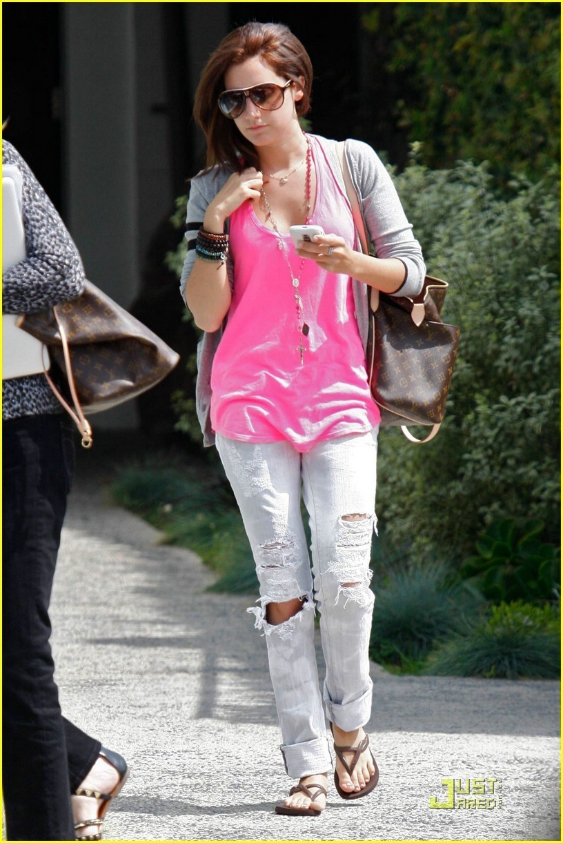 https://www.mugglarportalen.se/images/proxy.php?q=http%3A%2F%2Fimages2.fanpop.com%2Fimage%2Fphotos%2F11000000%2FAshley-Tisdale-Brunette-Is-Back-ashley-tisdale-11065464-816-1222.jpg