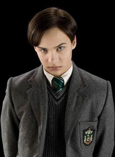 https://www.mugglarportalen.se/images/proxy.php?q=http%3A%2F%2Fimages2.fanpop.com%2Fimage%2Fphotos%2F12500000%2Ftom-riddle-3-teenage-tom-riddle-12558287-391-533.jpg
