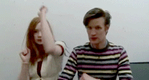 https://www.mugglarportalen.se/images/proxy.php?q=http%3A%2F%2Fimages2.fanpop.com%2Fimage%2Fphotos%2F13200000%2Fmatt-karen-matt-smith-and-karen-gillan-13224238-215-115.gif