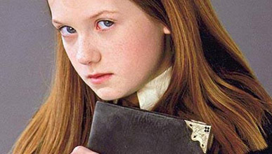 https://www.mugglarportalen.se/images/proxy.php?q=http%3A%2F%2Fimages2.fanpop.com%2Fimages%2Fphotos%2F7700000%2FGinny-Weasley-with-the-diary-daniel-and-bonnie-7748169-387-220.jpg