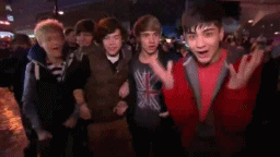 https://www.mugglarportalen.se/images/proxy.php?q=http%3A%2F%2Fimages4.fanpop.com%2Fimage%2Fphotos%2F17600000%2FRed-Hot-Zayn-In-Bfd-Hmv-4-A-Book-Signing-Zayn-Loving-It-Aww-Bless-Him-x-zayn-malik-17690369-256-144.gif