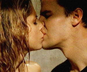 https://www.mugglarportalen.se/images/proxy.php?q=http%3A%2F%2Fimages4.fanpop.com%2Fimage%2Fphotos%2F19700000%2FBuffy-Angel-kisses-bangel-19702321-300-250.jpg
