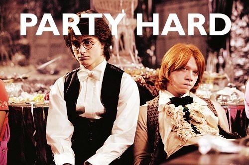 https://www.mugglarportalen.se/images/proxy.php?q=http%3A%2F%2Fimages4.fanpop.com%2Fimage%2Fphotos%2F22700000%2FParty-Hard-harry-potter-vs-twilight-22775536-500-332.jpg