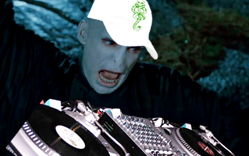 https://www.mugglarportalen.se/images/proxy.php?q=http%3A%2F%2Fimages4.fanpop.com%2Fimage%2Fphotos%2F23000000%2FDJ-Voldy-IN-DA-HOUSE-death-eater-roleplay-23070189-500-314.gif