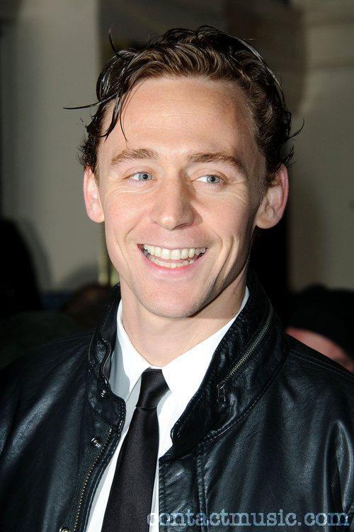 https://www.mugglarportalen.se/images/proxy.php?q=http%3A%2F%2Fimages4.fanpop.com%2Fimage%2Fphotos%2F24100000%2FTom-Hiddleston-tom-hiddleston-24111993-500-752.jpg