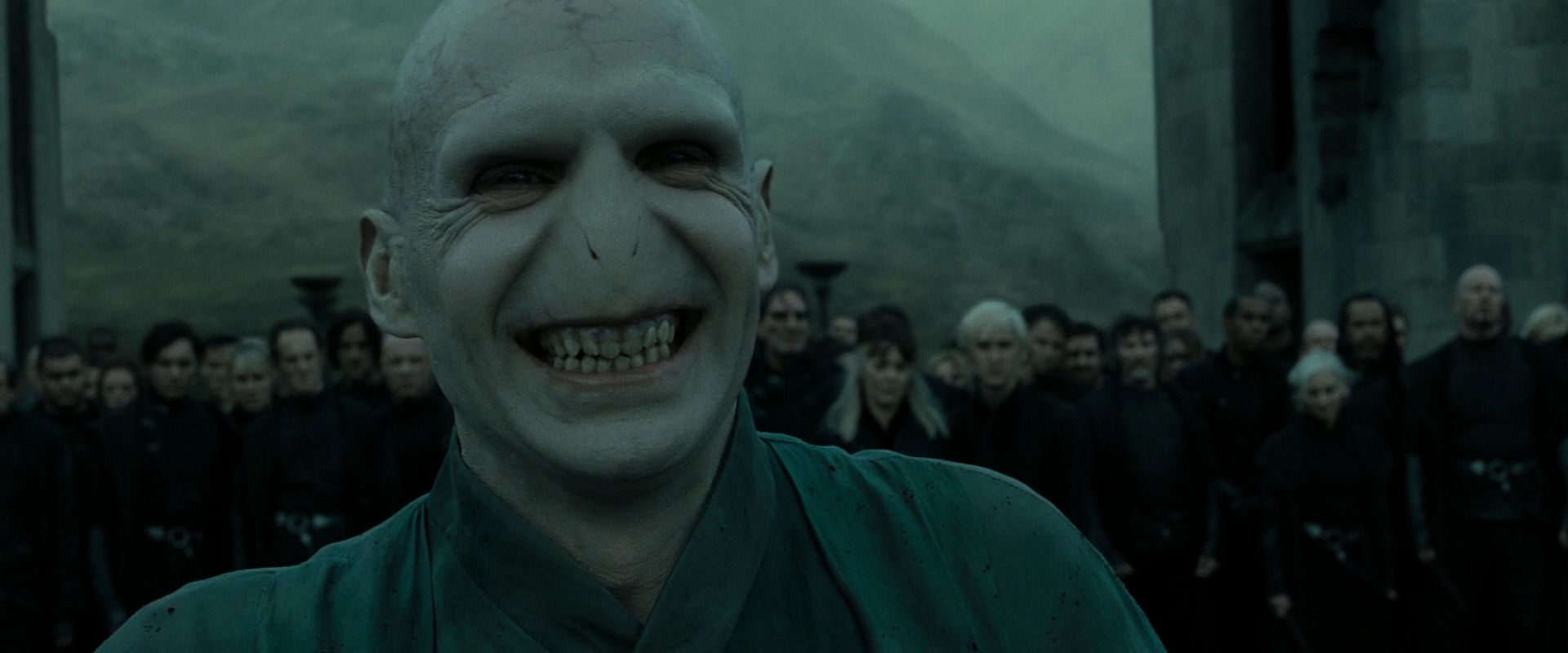https://www.mugglarportalen.se/images/proxy.php?q=http%3A%2F%2Fimages5.fanpop.com%2Fimage%2Fphotos%2F26600000%2FHP-DH-part-2-lord-voldemort-26625098-1920-800.jpg