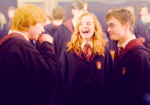 https://www.mugglarportalen.se/images/proxy.php?q=http%3A%2F%2Fimages5.fanpop.com%2Fimage%2Fphotos%2F30800000%2FThe-Golden-Trio-harry-ron-and-hermione-30879544-500-350.png
