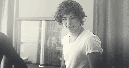 https://www.mugglarportalen.se/images/proxy.php?q=http%3A%2F%2Fimages6.fanpop.com%2Fimage%2Fphotos%2F33500000%2Fimagine-harry-checking-you-out-one-direction-33553795-500-266.gif