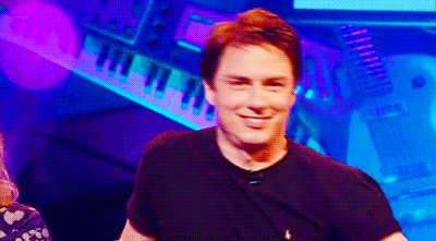 https://www.mugglarportalen.se/images/proxy.php?q=http%3A%2F%2Fimages6.fanpop.com%2Fimage%2Fphotos%2F34500000%2FJohn-Barrowman-GIFS-hottest-actors-34554985-400-221.gif
