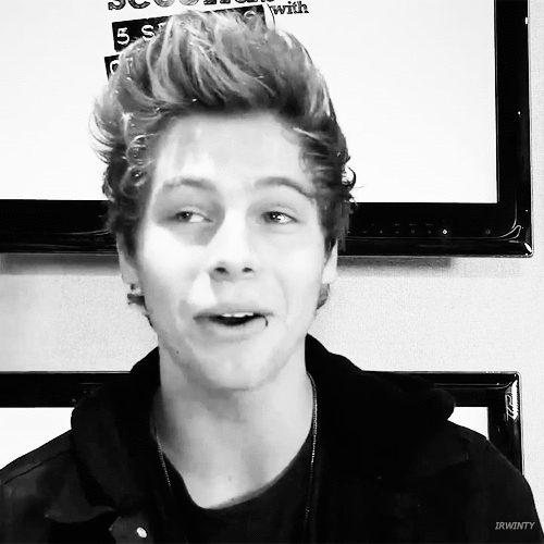 https://www.mugglarportalen.se/images/proxy.php?q=http%3A%2F%2Fimages6.fanpop.com%2Fimage%2Fphotos%2F36700000%2FLuke-Hemmings-image-luke-hemmings-36746732-500-500.gif