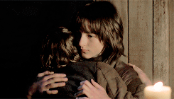 https://www.mugglarportalen.se/images/proxy.php?q=http%3A%2F%2Fimages6.fanpop.com%2Fimage%2Fphotos%2F38100000%2FHouse-Stark-hugs-game-of-thrones-38193064-245-140.gif