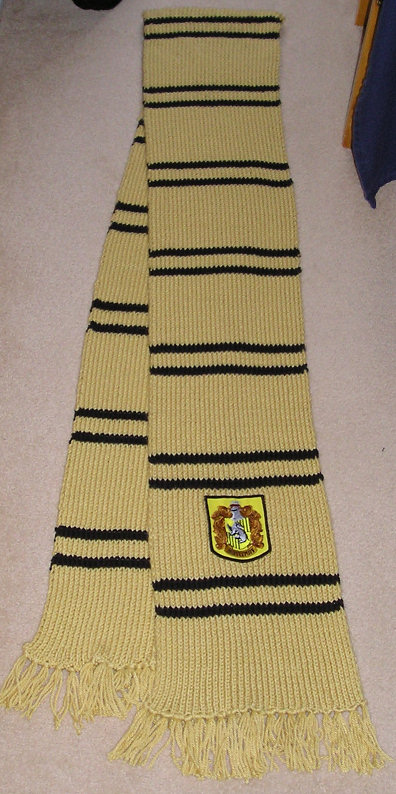 https://www.mugglarportalen.se/images/proxy.php?q=http%3A%2F%2Fs3.amazonaws.com%2Ftheleakycauldron%2Fpictures%2Fcrafts%2Fknitting%2Fwizard_wear%2Fscarves%2Fpoa_gof_scarves%2Fknitting_wizardwear_hufflepuffpoascarfb_dreamcatcher.jpg