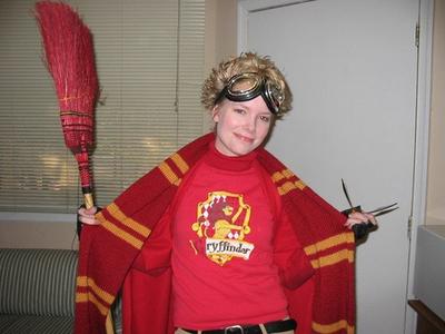 https://www.mugglarportalen.se/images/proxy.php?q=http%3A%2F%2Fs3.amazonaws.com%2Ftheleakycauldron%2Fpictures%2Fcrafts%2Fknitting%2Fwizard_wear%2Fscarves%2Fpoa_gof_scarves%2Fnormal_knitting_wizardwear_scarves_poagryffindor_eyesthatlightup.jpg