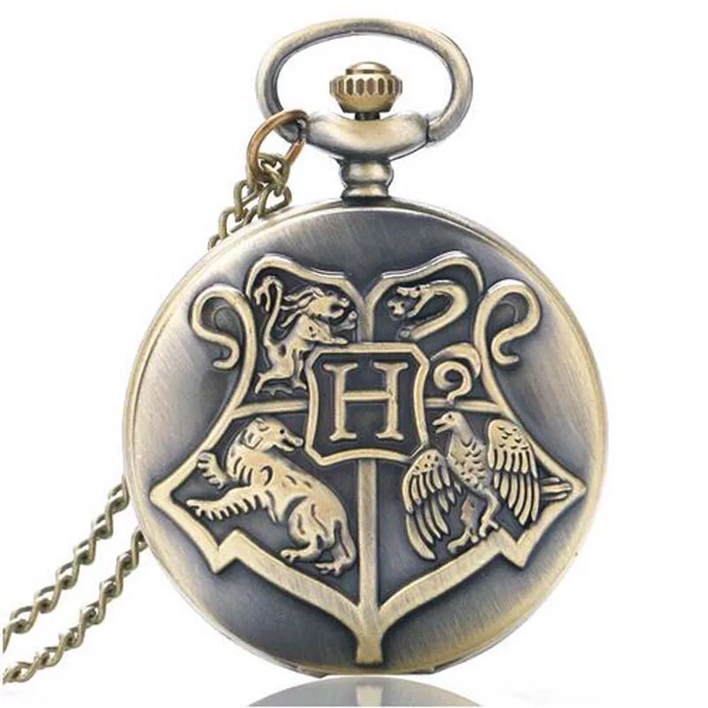 https://www.mugglarportalen.se/images/proxy.php?q=https%3A%2F%2Fae01.alicdn.com%2Fkf%2FHTB1NYS.OpXXXXaQapXXq6xXFXXXJ%2FClassic-Hogwarts-School-Series-Quartz-Pocket-Watch-Witchcraft-Wizard-Bronze-Pendant-Necklace-Unisex-Boy-Girl-Gift.jpg